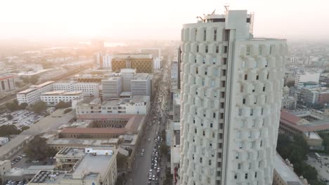 Vista-Aérea-De-La-Plaza-Del-Banco-Habib-En-Karachi-Contra-El-Cielo-Naranja-Del-Atardecer