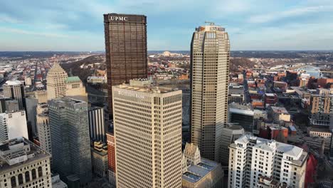 Wolkenkratzer-Von-UpMC,-BNY-Mellon-Und-Citizens-Bank,-Beleuchtet-Von-Goldenem-Sonnenlicht