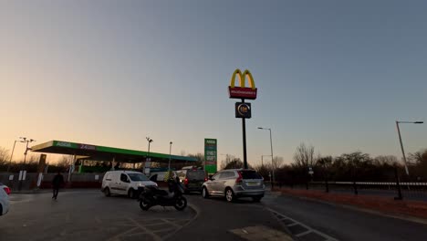 13.-Februar-2023-–-Blick-Auf-Den-Sonnenuntergang-Am-Abend-Mit-Blick-Auf-Das-Schild-„Macdonald&#39;s-Drive-Tru“-Am-Kreisverkehr-Northolt-Target-Mit-Tankstelle-Im-Hintergrund