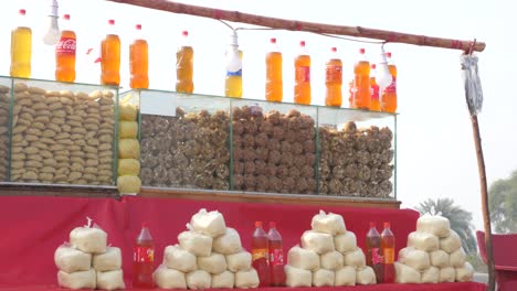 Puesto-De-Venta-De-Grumos-De-Gur-Jaggery-Y-Bebidas-Embotelladas-En-Punjab