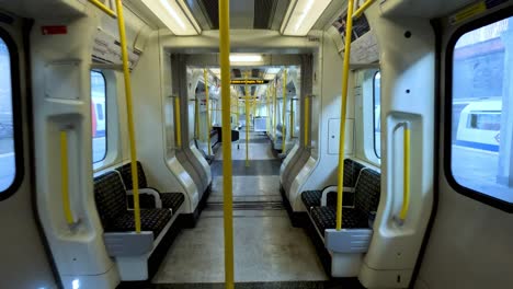 10-De-Febrero-De-2023---Punto-De-Vista-Caminando-Por-El-Tren-Vacío-De-La-Línea-Metropolitana-Esperando-En-La-Estación-De-Uxbridge