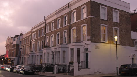 Street-And-Buildings-In-Notting-Hill-During-Sunset-In-West-London,-England,-United-Kingdom