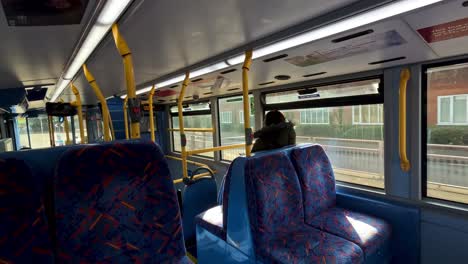 10-De-Febrero-De-2023---Vista-Interior-Desde-El-Asiento-Trasero-Del-Autobús-De-Dos-Pisos-607-Que-Viaja-A-Través-De-Uxbridge