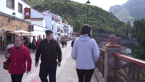 Tejeda,-España-10-De-Febrero-De-2023:-Mujer-Caminando-Por-La-Ciudad-De-Tejeda-En-Gran-Canaria