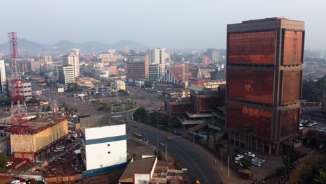 Tráfico-Frente-Al-Edificio-Del-Bloque-Número-2,-Yaundé,-Camerún---Descendiendo,-Disparo-De-Drones