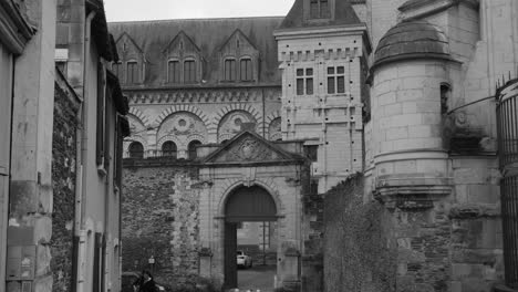 Monocromo-Del-Palacio-De-Tau-Adyacente-A-La-Catedral-De-San-Mauricio-En-Ira,-Francia