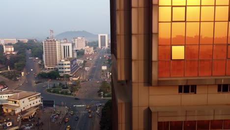 Aufsteigende-Luftaufnahme-In-Der-Nähe-Eines-Reflektierenden-Gebäudes-Block-Nummer-2,-Das-Den-Ministeriumsbezirk-Von-Yaounde-Im-Sonnigen-Kamerun-Zeigt