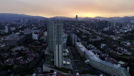 Vista-Aérea-Alrededor-Del-Complejo-Comercial-Y-De-Oficinas-Arcos-Bosques,-Espectacular-Puesta-De-Sol-En-La-Ciudad-De-México