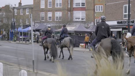 Menschen,-Die-An-Einem-Bewölkten-Tag-Auf-Pferden-Auf-Einer-öffentlichen-Straße-In-Wimbledon-Im-Zentrum-Von-London-Reiten