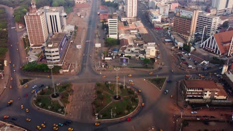 Toma-Aérea-De-Tráfico-En-Una-Rotonda-Urbana-En-Centre-Ville,-Yaundé,-Camerún