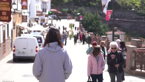 Tejeda,-Spanien-10.-Februar-2023:-Frau,-Die-Durch-Die-Stadt-Tejeda-Auf-Gran-Canaria-Geht