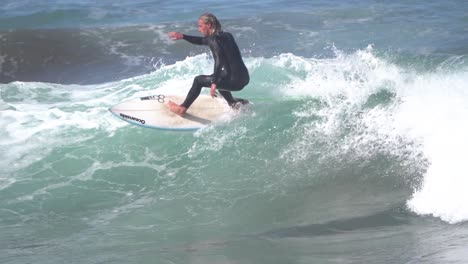 Gran-Canaria-España---9-De-Febrero-De-2023:-Los-Surfistas-Intentan-Montar-Olas-En-La-Playa-De-Las-Canteras-En-Las-Palmas-De-Gran-Canaria,-España