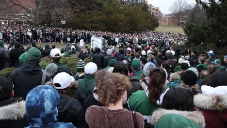 Vigilia-De-La-Universidad-Del-Estado-De-Michigan-Gran-Multitud-Con-Rock