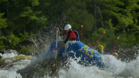 Un-Grupo-De-Aventureros-Desciende-El-Río-Ottawa-En-Una-Balsa