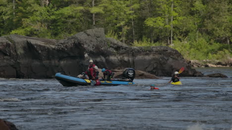 Bote-De-Emergencia-Rescatando-Kayakistas-En-Rápidos-De-Aguas-Bravas