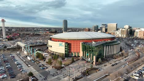 Vista-Aérea-De-Personas-Que-Ingresan-A-La-Arena-De-Béisbol-En-Denver