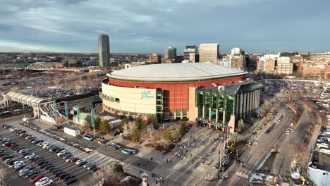 Multitudes-Que-Ingresan-A-La-Arena-De-Béisbol-En-Denver-Para-Asistir-A-Un-Evento