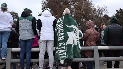 Massenerschießung-An-Der-Michigan-State-University,-Mahnwache,-Spartanische-Decke,-Person