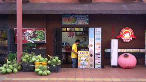 Staff-is-making-'Putu-Piring',-the-traditional-steamed-rice-flour-kueh-or-sweet-snack-filled-with-palm-sugar-in-the-famous-Jonker-Street-in-Malacca,-Malaysia