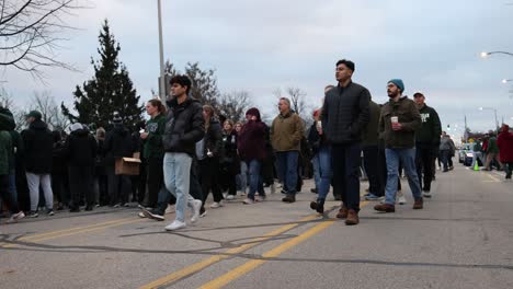 Vigilia-De-La-Universidad-Estatal-De-Michigan-Personas-Caminando