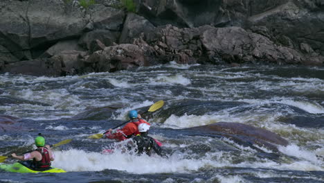 Crew-Von-Wildwasserkajak-Athleten-Auf-Dem-Fluss