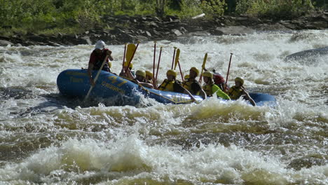 Turistas-Que-Practican-Rafting-En-Aguas-Bravas-Disfrutan-De-Niveles-Récord-De-Agua