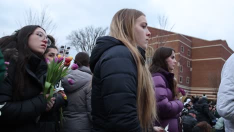 Mahnwache-Der-Michigan-State-University-In-Zeitlupe,-Die-Durch-Die-Menschenmenge-Geht