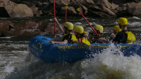 Grupo-De-Turistas-Rafting-En-El-Río-Ottawa