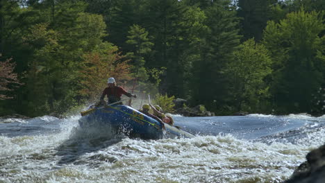 Wildwasserkajak-Auf-Dem-Ottawa-River-Während-Der-Hochsaison-Des-Tourismus-–-Stromschnellen-Und-Paddeln