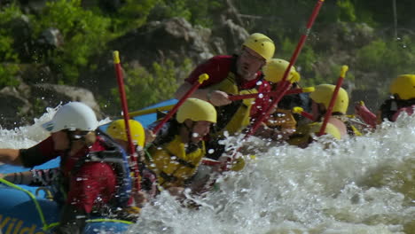 Un-Hombre-Es-Arrojado-Fuera-Del-Bote-Mientras-Desciende-El-Río-Ottawa-En-Una-Balsa-Inflable