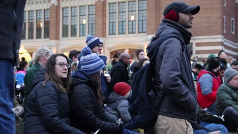 Massenerschießung-Michigan-State-University-Mahnwache-Menschen-Sitzen