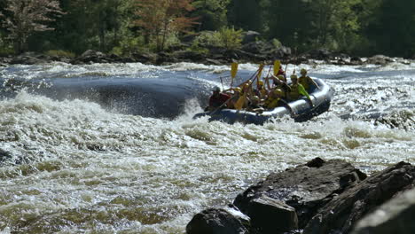 Wildwasser-Rafting-Auf-Dem-Ottawa-River-Während-Der-Hochsaison-Im-Sommer