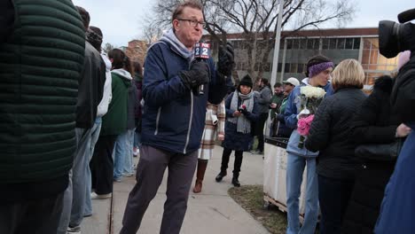 Massenerschießung-An-Der-Michigan-State-University,-Mahnwache,-Reporter-Im-Gespräch