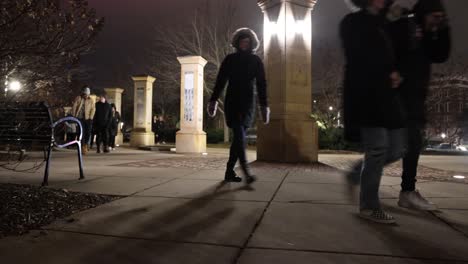 Vigilia-De-Tiroteo-Masivo-De-La-Universidad-Estatal-De-Michigan-Amplia-Gente-Caminando-Por-El-Campus