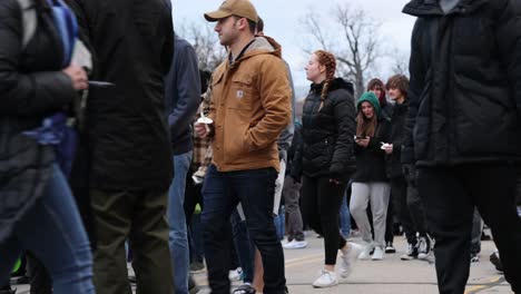 Tiroteo-Masivo-Vigilia-De-La-Universidad-Estatal-De-Michigan-Gente-Caminando-En-Cu