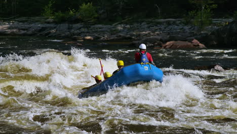 Wildwasser-Rafting-Auf-Dem-Ottawa-River-Während-Der-Hochsaison