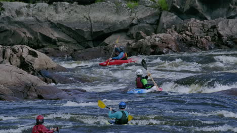 Gruppe-Von-Kajaksportlern,-Die-Die-Hochsaison-Des-Tourismus-Auf-Dem-Ottawa-River-Nutzen