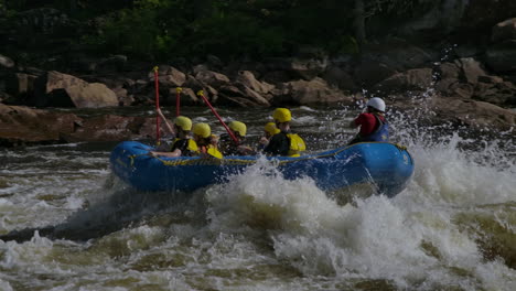 Wildwasserkajak-Auf-Dem-Ottawa-River-Während-Der-Hochsaison-Des-Tourismus-–-Stromschnellen-Und-Paddeln