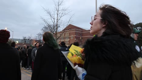 Vigilia-De-La-Universidad-Del-Estado-De-Michigan-Niña-Con-Flores-En-Cámara-Lenta