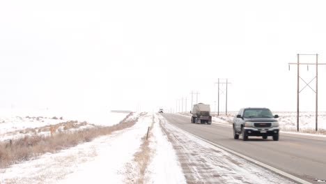 El-Tráfico-Pasa-Y-Un-Camión-Walmart-Pasa-Por-Una-Carretera-Fría-De-Invierno