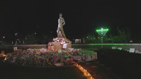 Estatua-Espartana-En-El-Campus-De-La-Universidad-Estatal-De-Michigan-Por-La-Noche-Después-Del-Tiroteo-Masivo-En-2023-Con-Video-Panorámico-De-Derecha-A-Izquierda