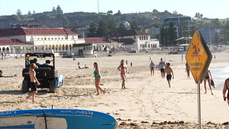 Un-Buggy-Salvavidas-De-Bondi-Conduce-A-Lo-Largo-De-La-Playa-En-Una-Mañana-De-Verano-En-La-Playa-De-Bondi,-Sydney,-Australia