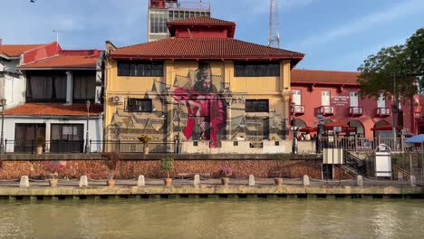 Jogger-Joggt-Am-Ufer-Des-Malakka-Flusses-Entlang,-Einem-Berühmten-Touristenort-In-Malaysia