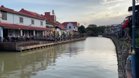 Hermosa-Vista-Serena-De-Un-Famoso-Lugar-Turístico,-Sitio-Del-Patrimonio-Mundial-De-La-Unesco,-Río-Malacca-En-Malasia