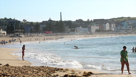 Bañistas-Disfrutando-De-Las-Mañanas-De-Verano-En-Bondi-Beach,-Sydney,-Australia