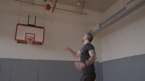 De-Ancho-De-Un-Hombre-Tratando-De-Hacer-Un-Tiro-De-Baloncesto-Y-Fallando