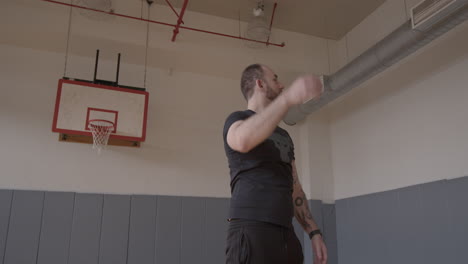 Ancho-De-Un-Hombre-Lanzando-Una-Pelota-De-Baloncesto-Detrás-De-Su-Hombro-Y-Falta