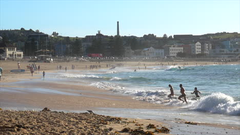 Bañistas-Disfrutando-Del-Océano-En-Bondi-Beach,-Sydney,-Australia