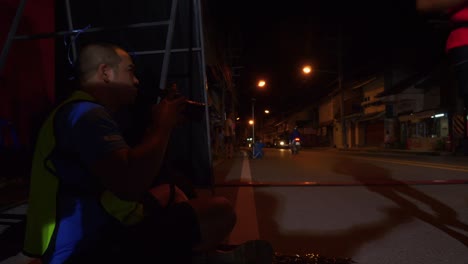 Man-running-the-Samui-Run-by-night-and-a-photographer-portraying-him