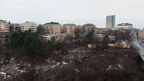 Descenso-Aéreo-Desde-El-Horizonte-De-Estocolmo-Hasta-El-área-Del-Parque-En-Un-Día-Invernal